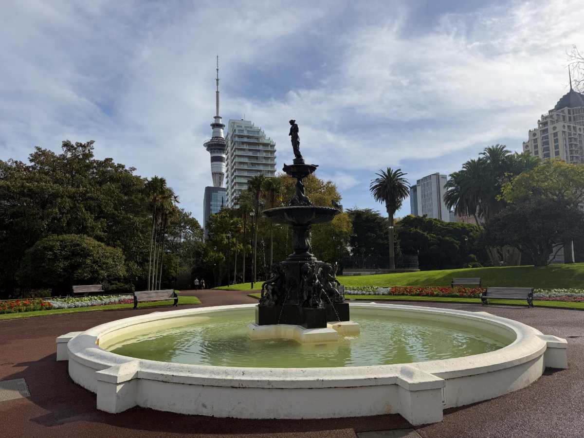 lbert Park w centrum Auckland, zielone alejki i spokojna przestrzeń między miejskimi atrakcjami