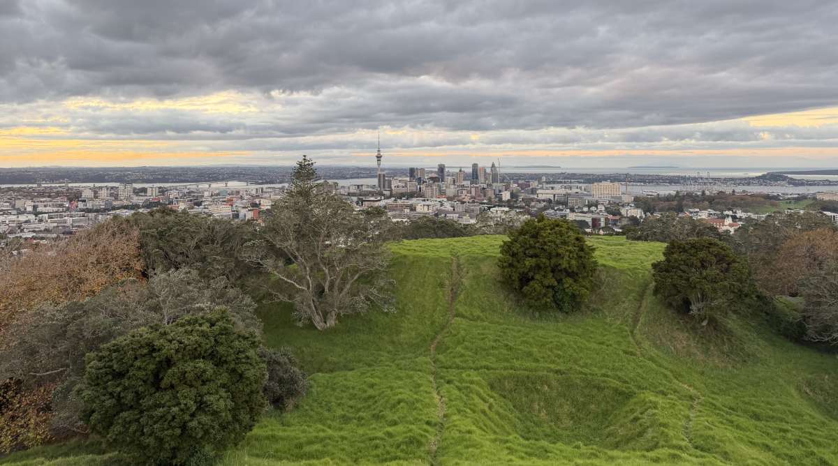 Panorama Auckland widziana z Mount Eden, z centrum miasta, Sky Tower i zatoką w tle