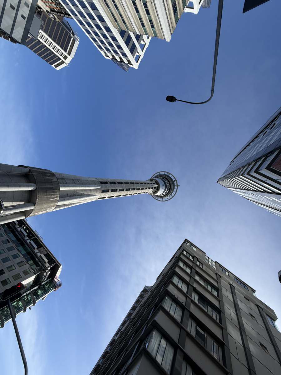 Sky Tower w centrum Auckland, najwyższa wieża miasta i popularny punkt widokowy w Nowej Zelandii