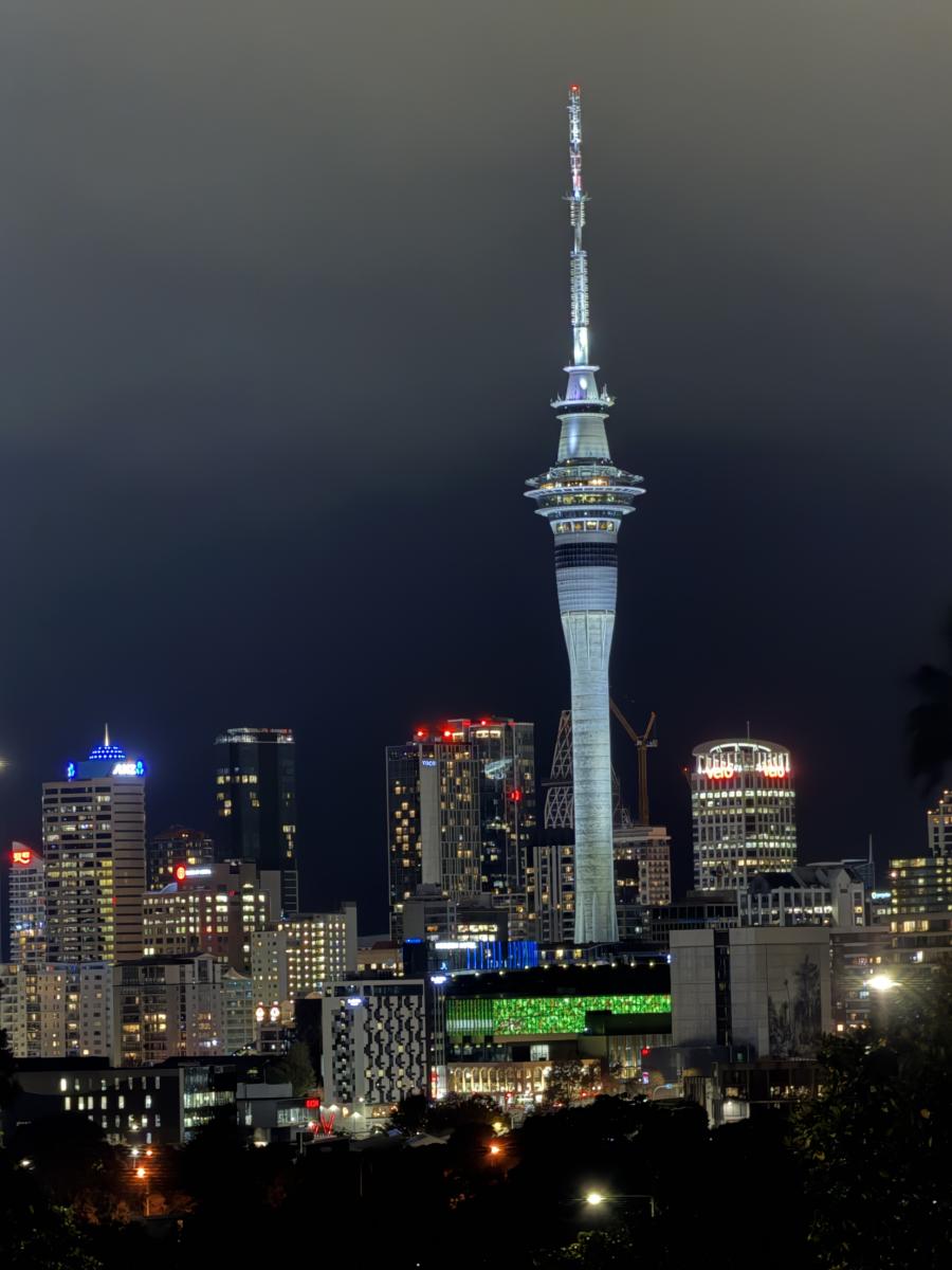 Sky Tower w centrum Auckland, charakterystyczna wieża i symbol miasta w Nowej Zelandii