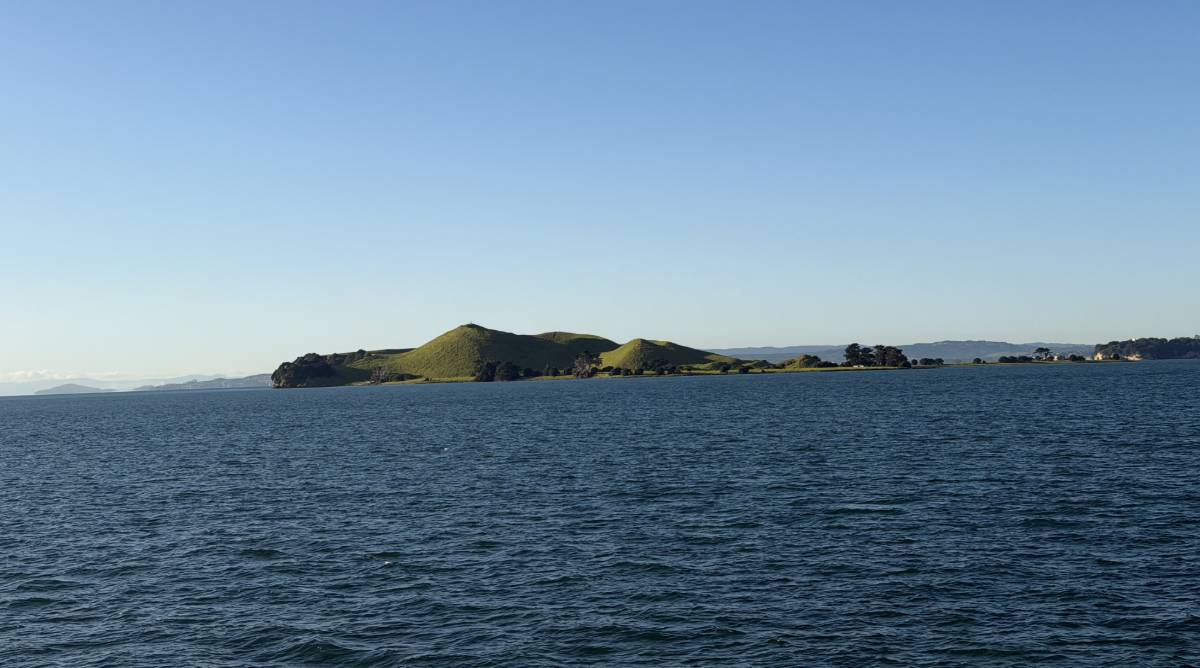 Widok na Waiheke Island, plaże i zatokę Hauraki niedaleko Auckland