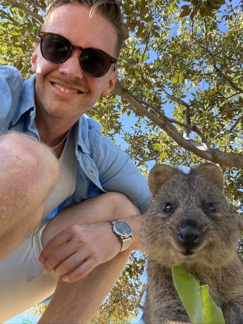 Krzysztof z Ozland Travel podczas spotkania z quokką na Rottnest Island, popularnej wyspie blisko Perth w Australii Zachodniej.