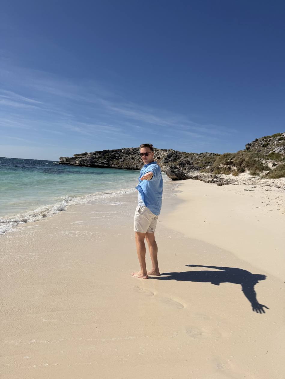 Krzysztof z Ozland Travel na plaży Rottnest Island, jednej z najpiękniejszych jednodniowych wycieczek z Perth w Australii Zachodniej.