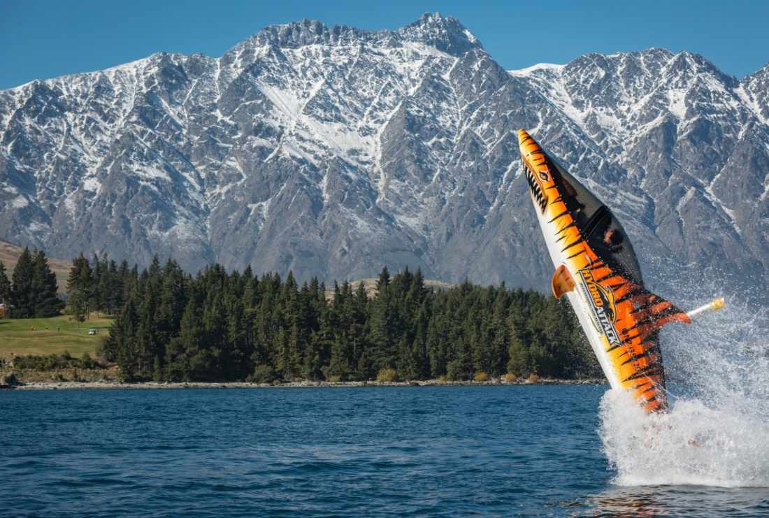 Łódź-rekin Hydro Attack podczas szybkiej jazdy po Lake Wakatipu w Queenstown