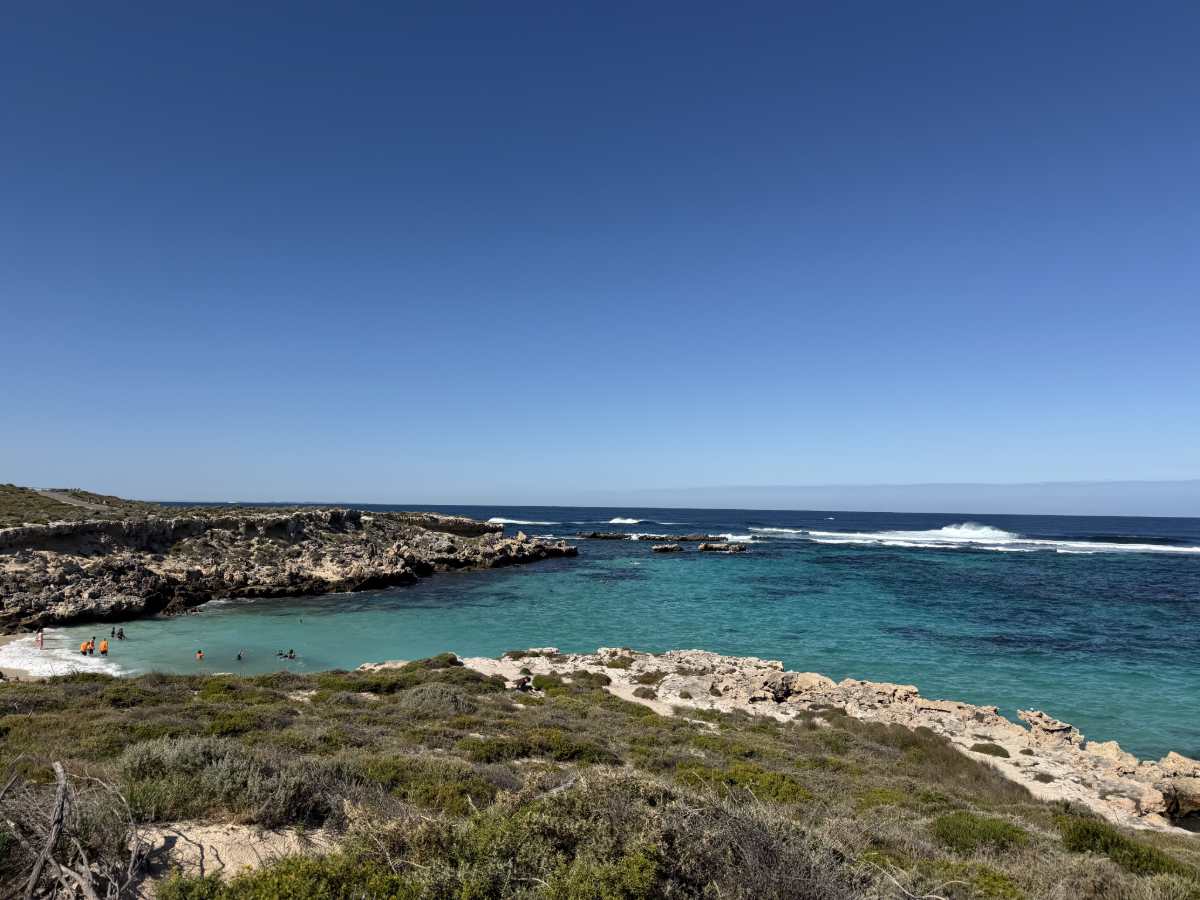 Widok na plażę i turkusową wodę na Rottnest Island, popularnej wyspie blisko Perth w Australii Zachodniej.