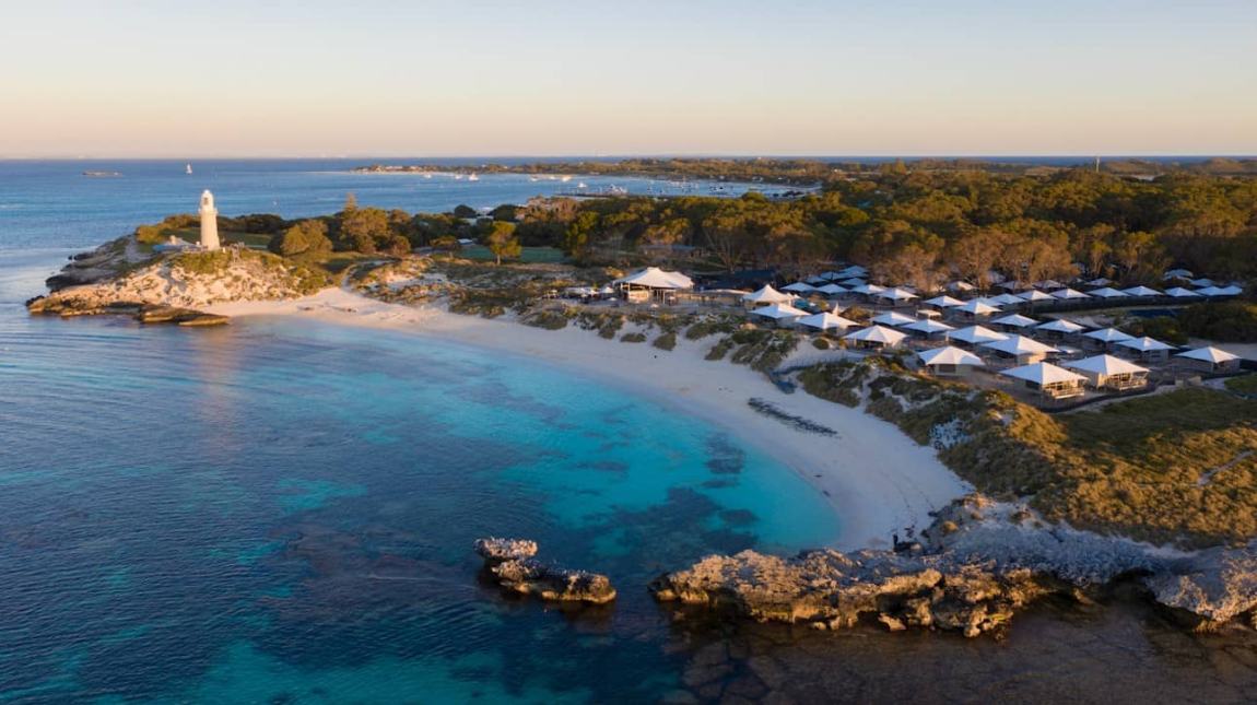 Piękna plaża na Rottnest Island z jasnym piaskiem i turkusową wodą, popularne miejsce na relaks, snorkeling i jednodniową wycieczkę z Perth.