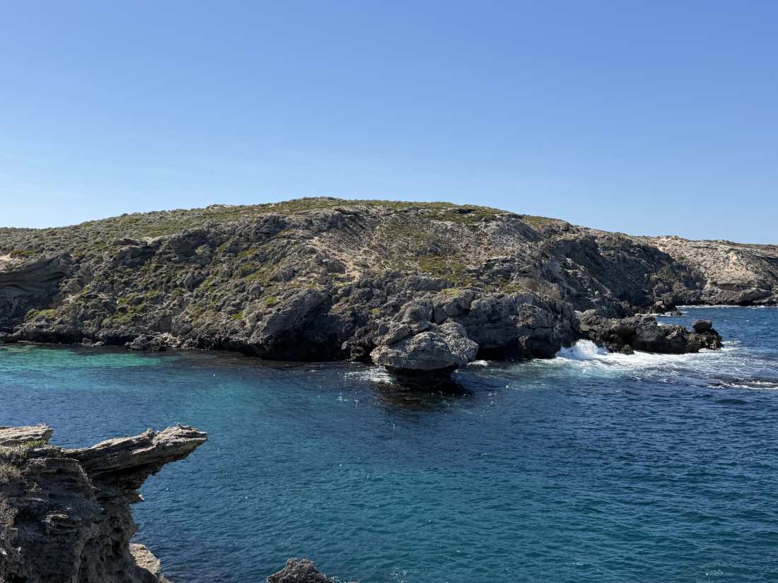 Widok z trasy rowerowej na Rottnest Island, z oceanem, zatokami i naturalnym krajobrazem Australii Zachodniej podczas wycieczki z Perth.