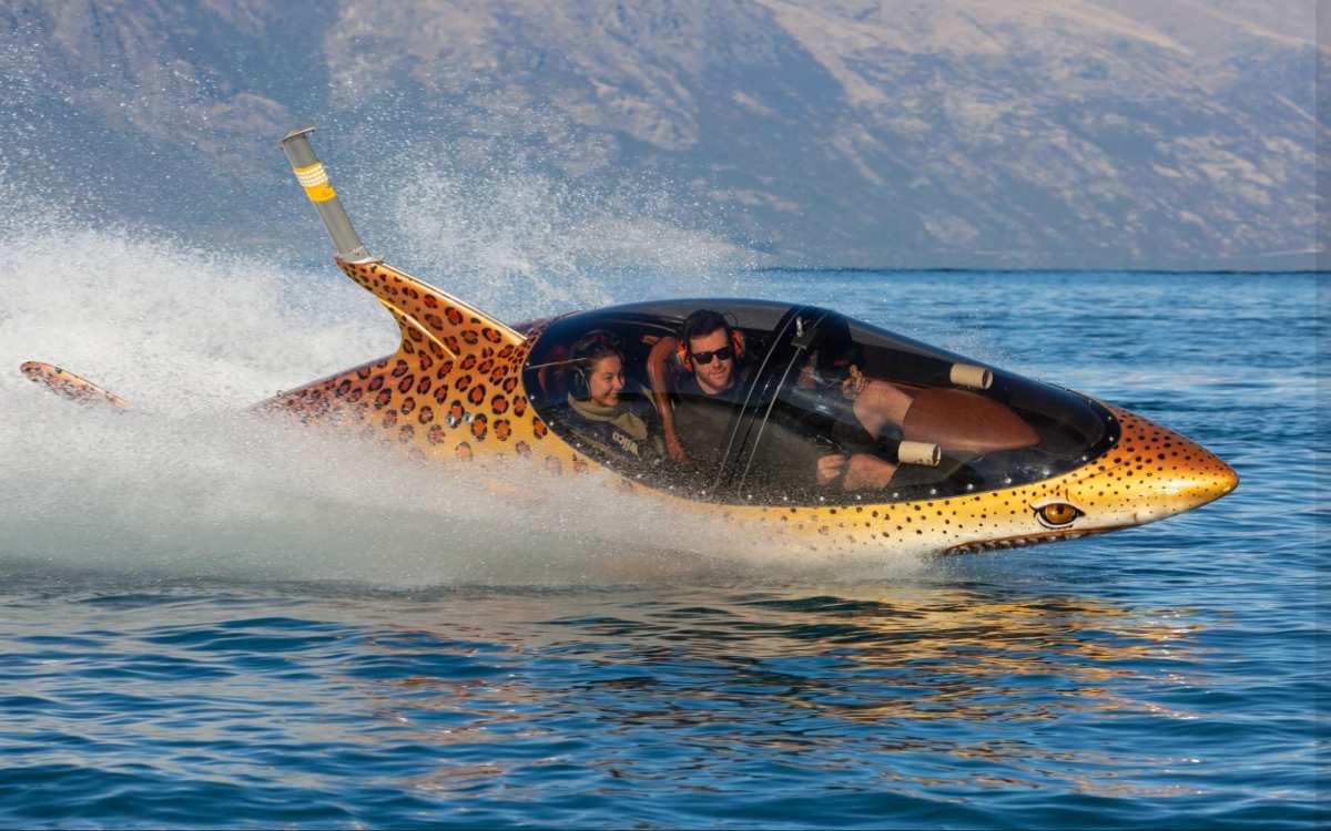 Łódź-rekin Hydro Attack zanurzająca się pod wodę na jeziorze Lake Wakatipu