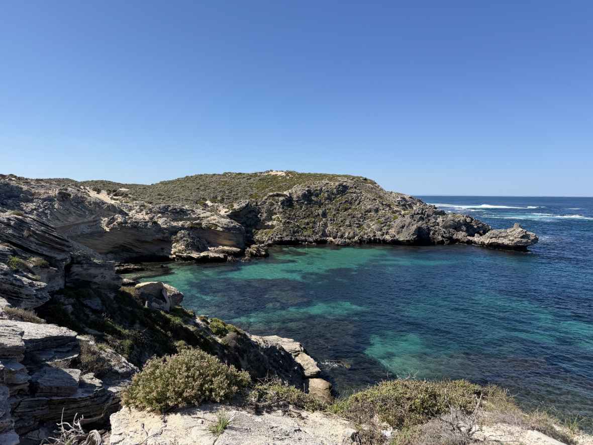 Malownicza zatoka na Rottnest Island, idealna na snorkeling, odpoczynek i rowerową wycieczkę z Perth.