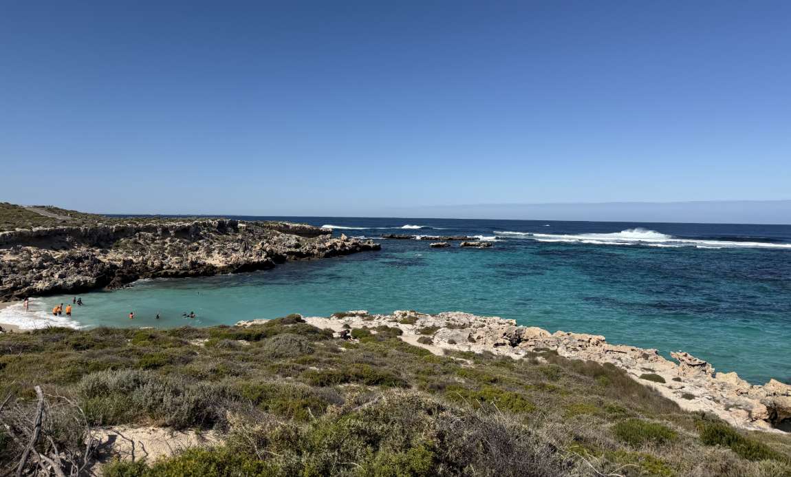 Turyści zwiedzający Rottnest Island rowerem podczas jednodniowej wycieczki z Perth, z widokiem na plaże i zatoki Australii Zachodniej.