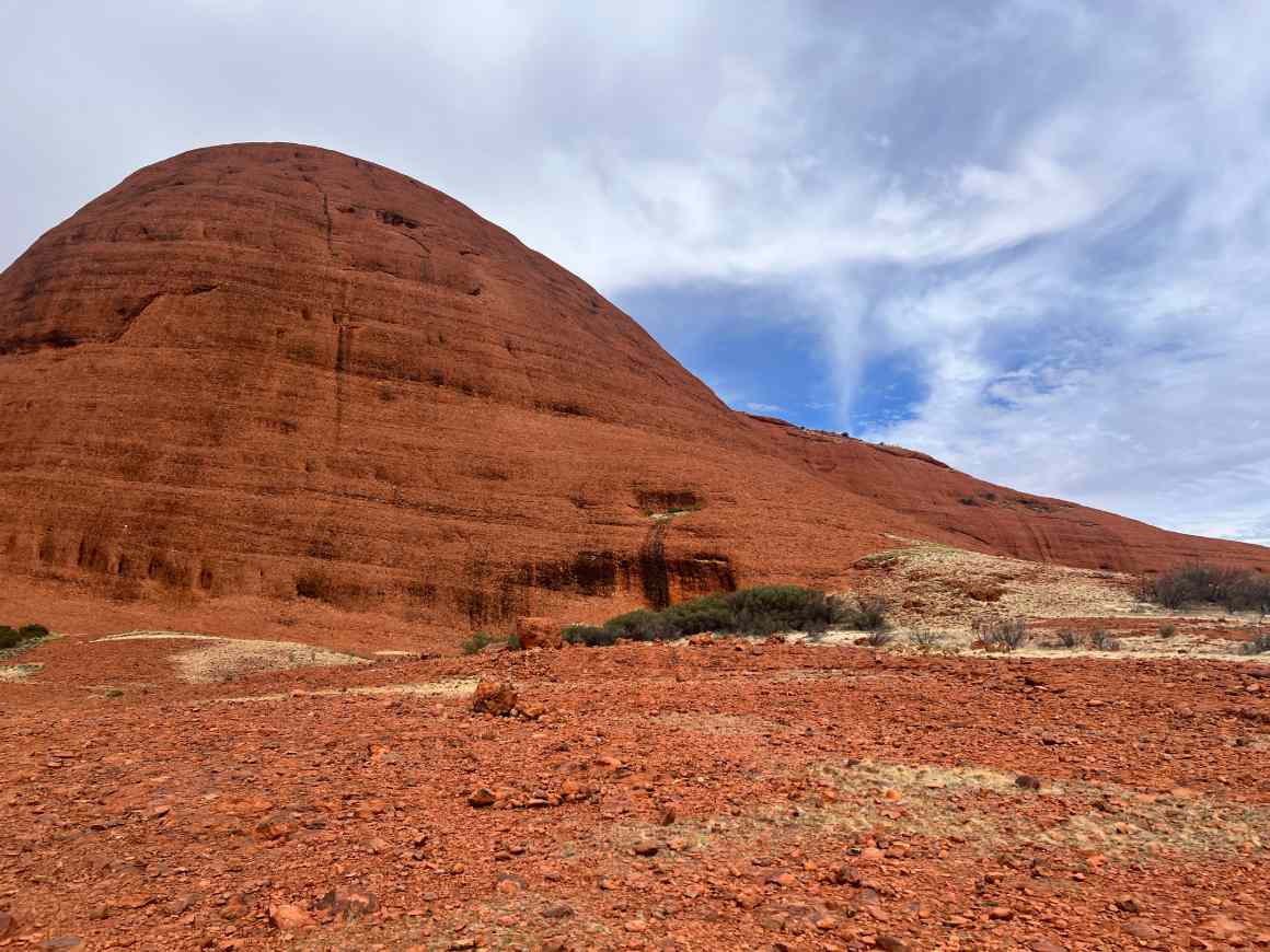 Spacer przez Walpa Gorge pomiędzy skalnymi kopułami Kata Tjuta