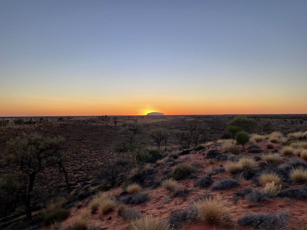 Uluru o wschodzie słońca z punktu widokowego Talinguru Nyakunytjaku