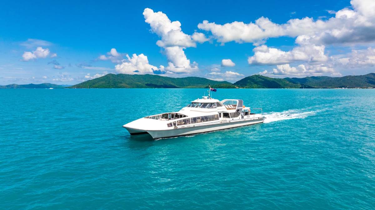 Łódź podczas całodniowej wycieczki na plażę Whitehaven Beach w Whitsundays