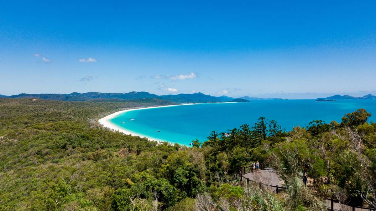 Widok z South Whitehaven Lookout na plaże Whitehaven Beach i wyspy Whitsundays