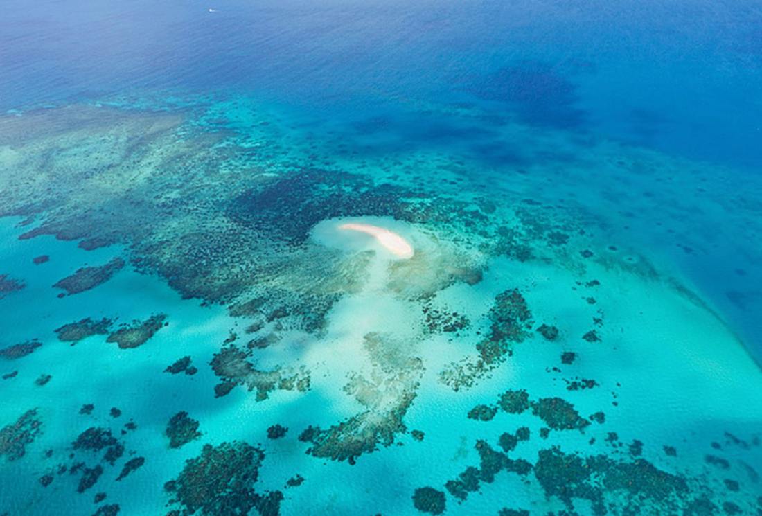 Vlasoff Sand Cay na Wielkiej Rafie Koralowej podczas lotu widokowego