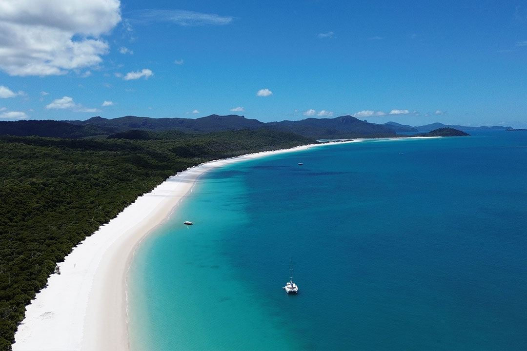Biały piasek i turkusowa woda na Whitehaven Beach w Whitsundays