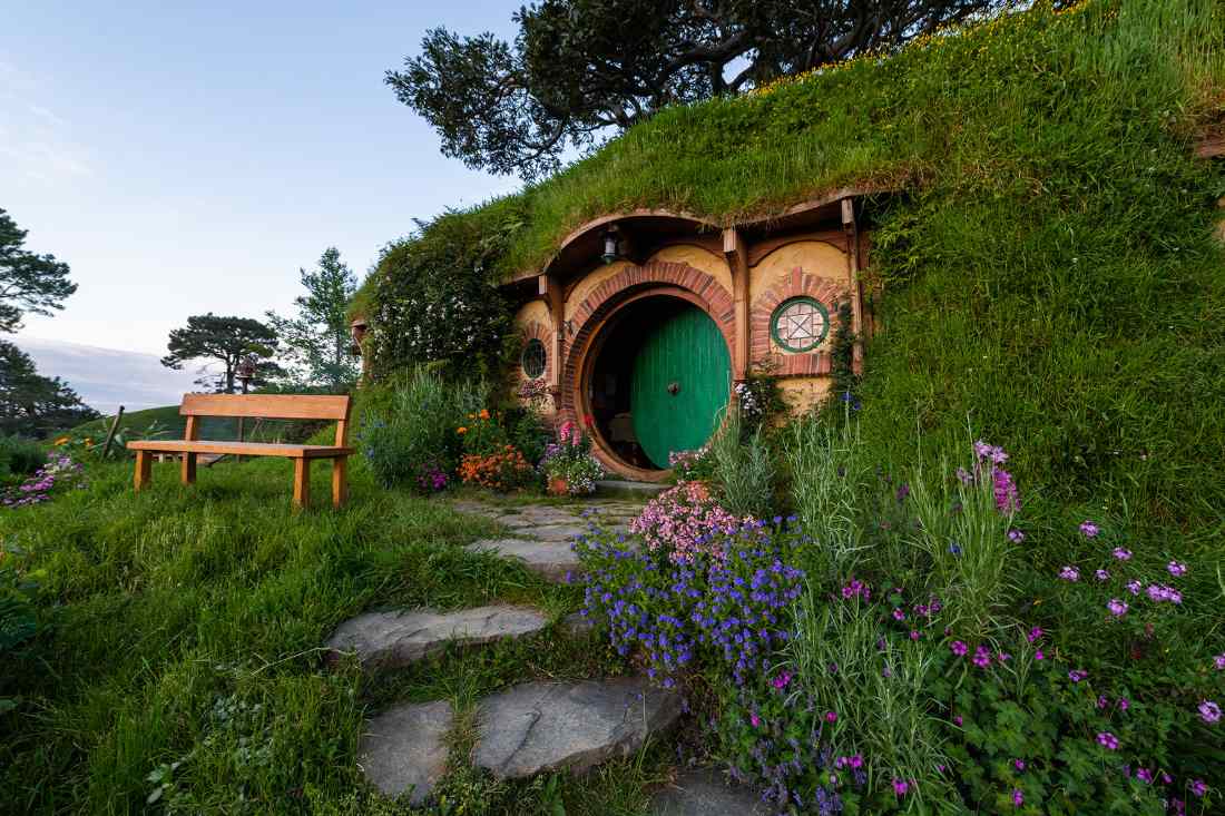 Wejście do wnętrza Hobbit Hole na Bagshot Row podczas wycieczki po Hobbitonie