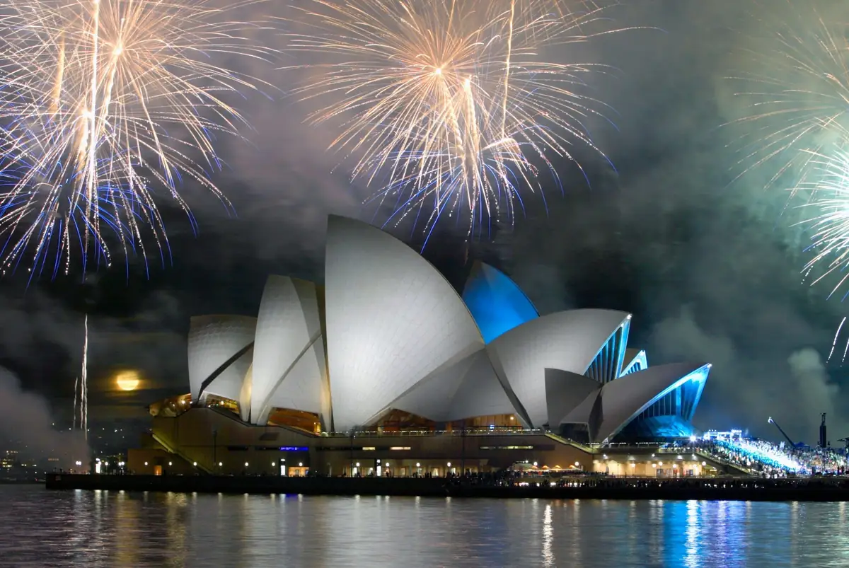 Fajerwerki nad Sydney Opera House w noc sylwestrową, widok z wody