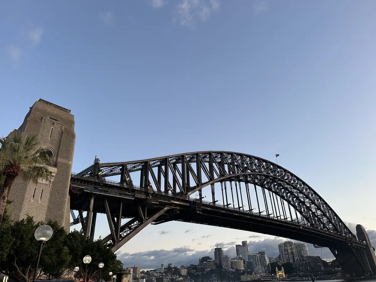 Harbour Bridge w Sydney widziany z nabrzeża w dzielnicy The Rocks