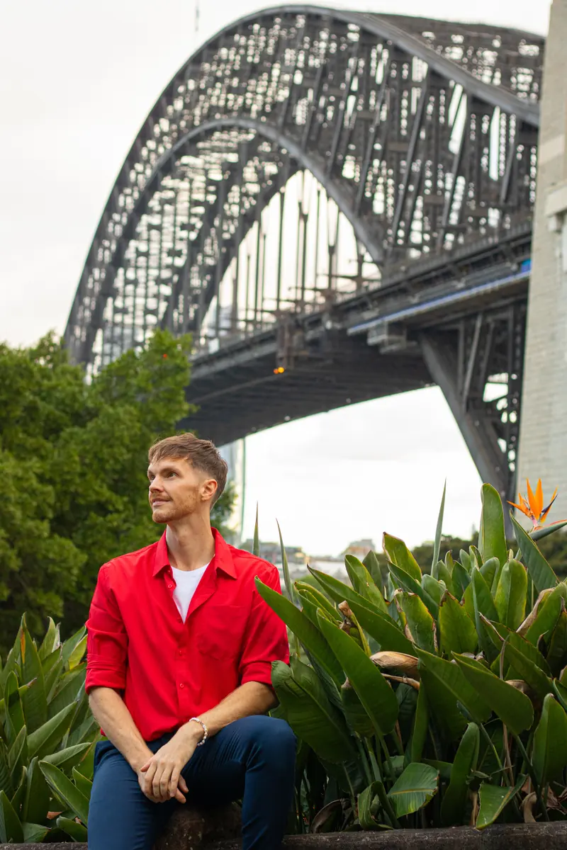 Krzysztof Hantke, autor przewodnika po Sydney „Bliżej Sydney” i założyciel Ozland Travel, pod Harbour Bridge
