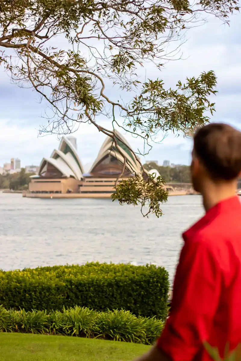 Krzysztof Hantke z Ozland Travel, biura podróży po Australii, patrzy na Operę w Sydney z Ogrodu Botanicznego