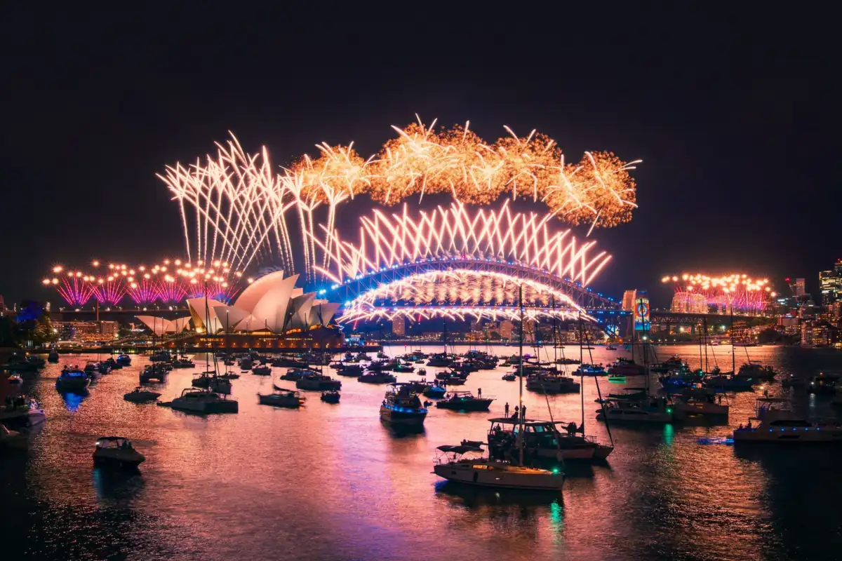 Fajerwerki sylwestrowe nad Harbour Bridge i Operą w Sydney, a na zatoce dziesiątki łodzi